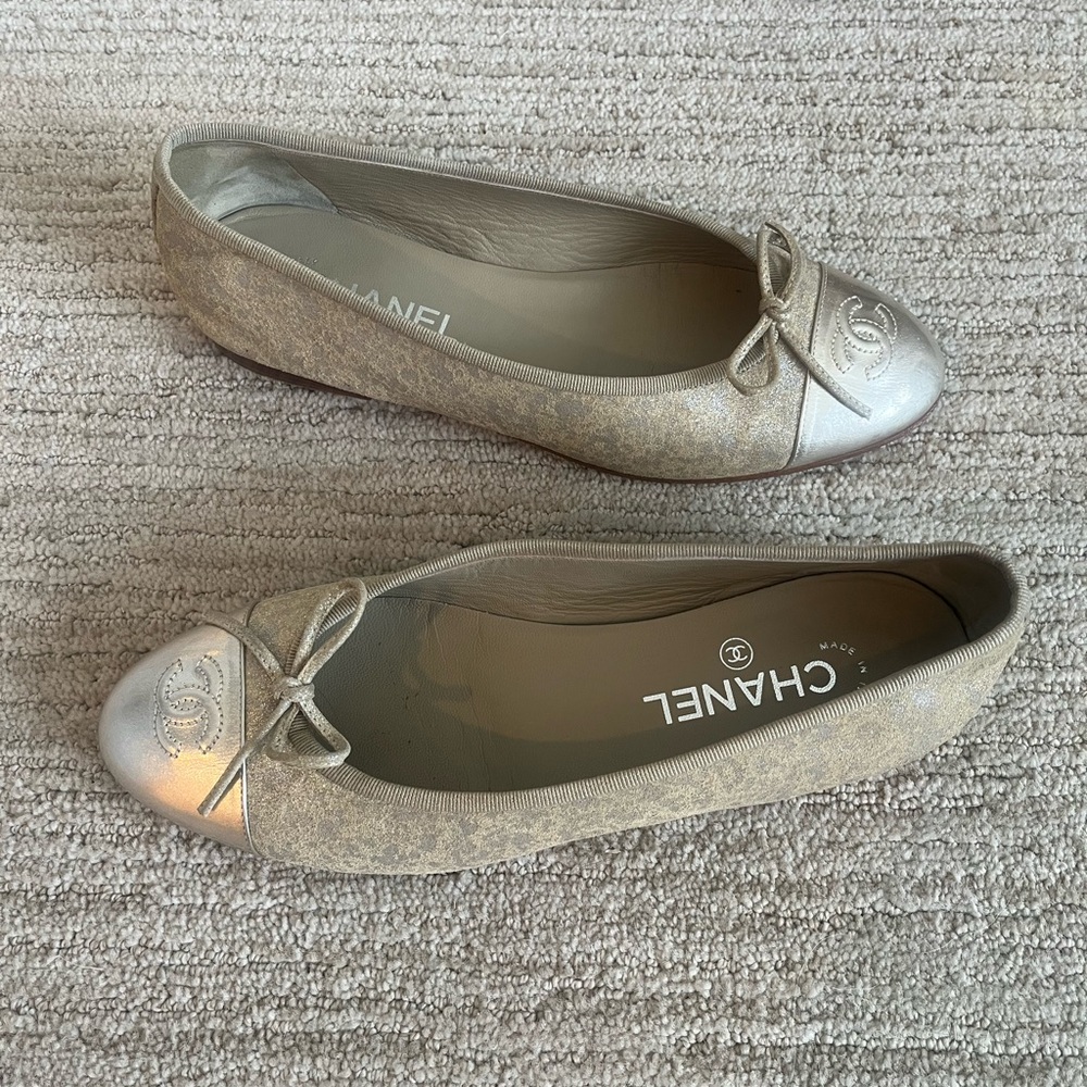 Chanel CC logo beige metallic suede ballet flats. Size 38.5 - Picture 4 of 14